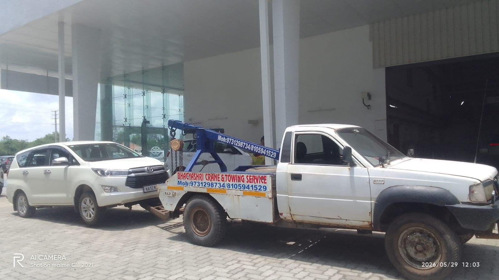 ಇನ್ನೋವಾ ರಿಕವರಿ ಮತ್ತು ಟೋಯಿಂಗ್ — Bhagyashri tow truck towing a Toyota Innova in Bhatkal
